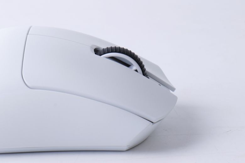 스위치의 경우 레이저 게이밍 마우스 최초로 ‘레이저 옵티컬 마우스 스위치 4세대’를 품었다.