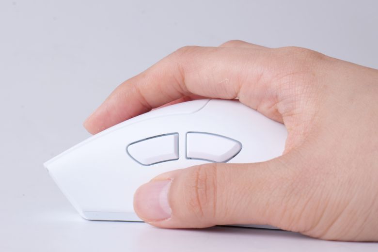 데스에더 V3 프로 때와 달리 2개의 측면 버튼이 서로 완전히 분리되도록 설계됐다.