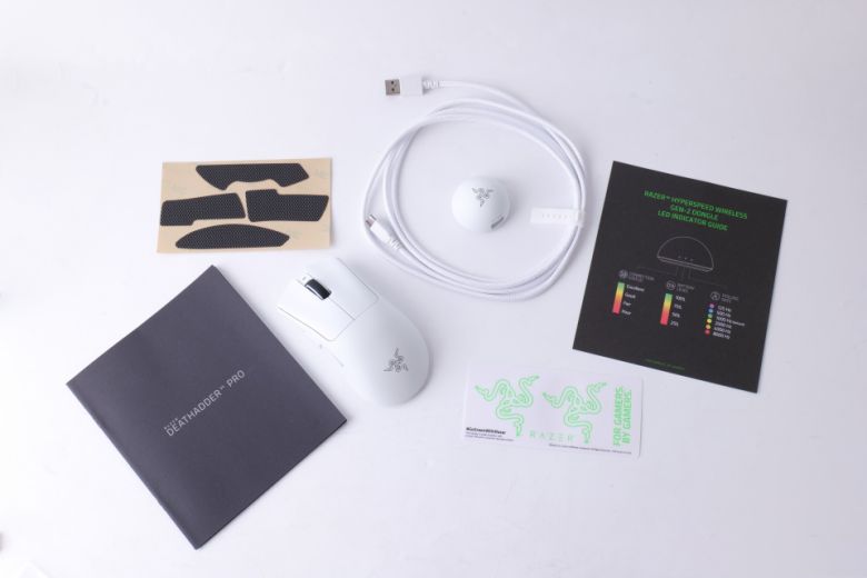 마우스 본체, 사용설명서, 레이저 하이퍼스피드 무선 2세대 동글, USB Type-C to A 케이블, 마우스 그립 테이프가 동봉된다.