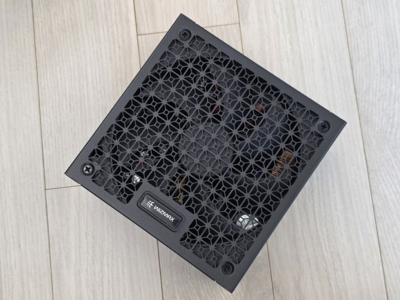 이 제품에는 ‘2세대 애프터 쿨링’ 기술이 적용댔는데, PC가 꺼진 후에도 냉각 팬을 가동시켜 파워서플라이 내부 잔열을 효율적으로 배출해낸다.