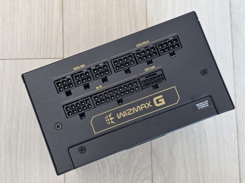 파워서플라이 커넥터부에는 사용자가 혼돈하지 않도록 어떤 커넥터가 연결되는지가 적혀있어 더욱 직관적이다.