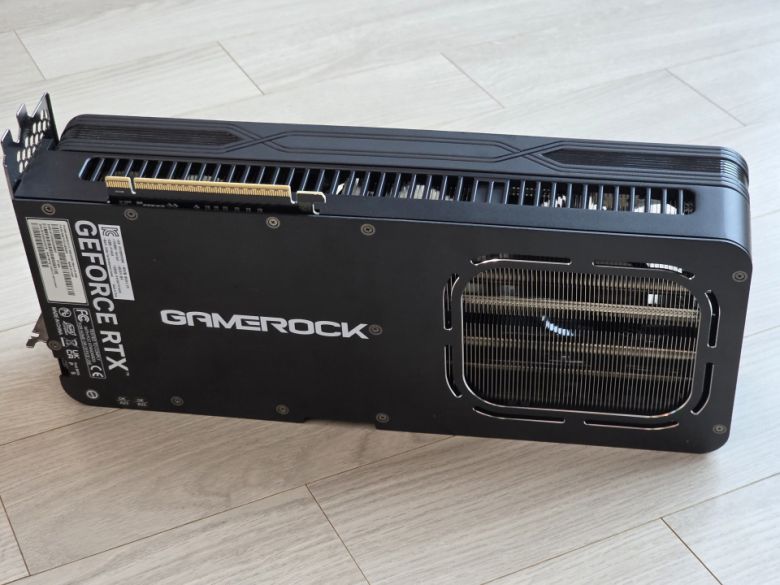 공기 배출 효울 극대화를 위한 설계가 백플레이트에 적용되었으며, 고성능 베이퍼 챔버로 열을 빠르게 이동할 수 있도록 했다.