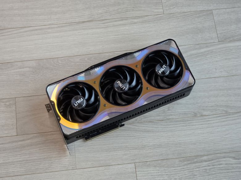 전원을 연결하지 않은 상태에서도 각도에 따라 다른 색상을 보여주는 만큼 디자인적 만족도가 높은 그래픽카드다.