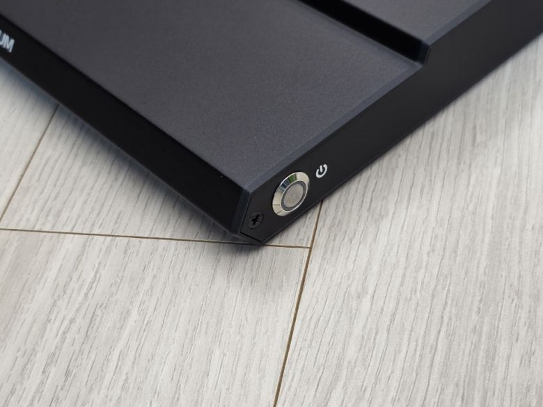 제품 오른쪽에는 eGPU 독의 전원 버튼이 있다.