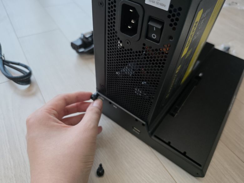 eGPU 독에 동봉된 나사로 파워서플라이를 고정할 필요가 있는데, 맨손으로도 쉽게 결합할 수 있었다.