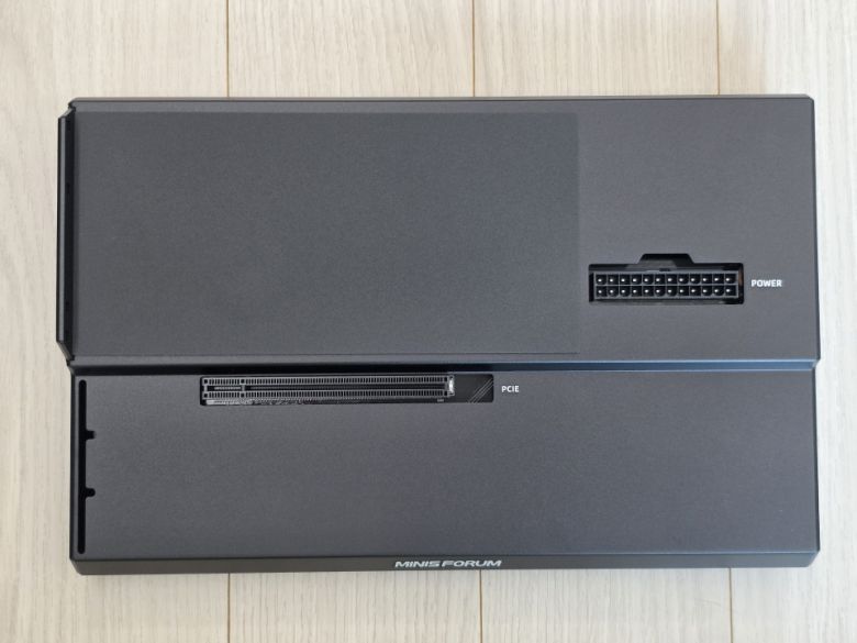 제품 상단에 그래픽카드 장착을 위한 PCIe 4.0 단자가 있으며, 전원 공급을 위한 파워서플라이 연결용 24핀 커넥터도 함께 갖췄다.