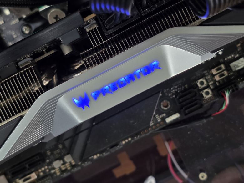 그래픽카드 상단의 프레데터 로고에는 RGB LED가 적용되어 게이밍 PC 내부에서 아름답게 빛난다.