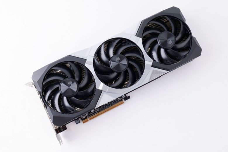 트리플 팬을 품은 모델이고 프레데터 특유의 로고가 그래픽카드 팬 중앙에 멋지게 더해졌다.