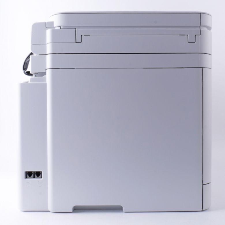 깔끔한 디자인을 하고 있다. 후면에는 LAN 단자와 USB 단자가 있고 왼쪽에는 팩스 연결을 위한 전화선 단자가 있다.