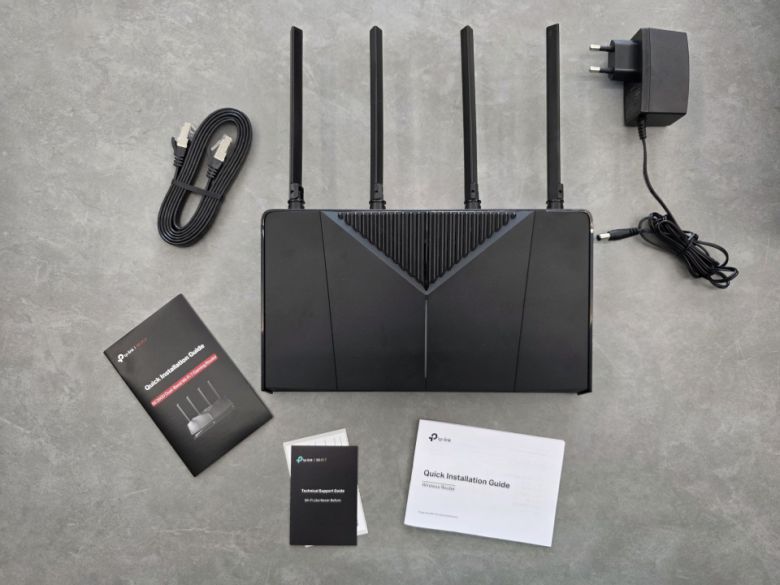 공유기 본체, 전원 어댑터, RJ45 이더넷 케이블, 빠른 설치 가이드가 동봉되는 걸 알 수 있다.