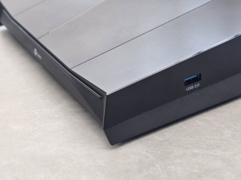 공유기 오른쪽에는 USB 3.0 단자가 있다.