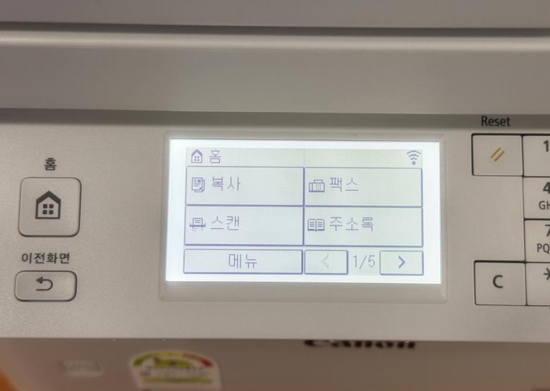 터치스크린과 버튼으로 손쉽게 조작할 수 있다.