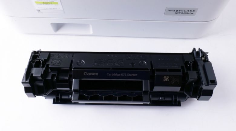 기본으로 제공되는 토너로 1,000장 정도 출력이 가능하다.