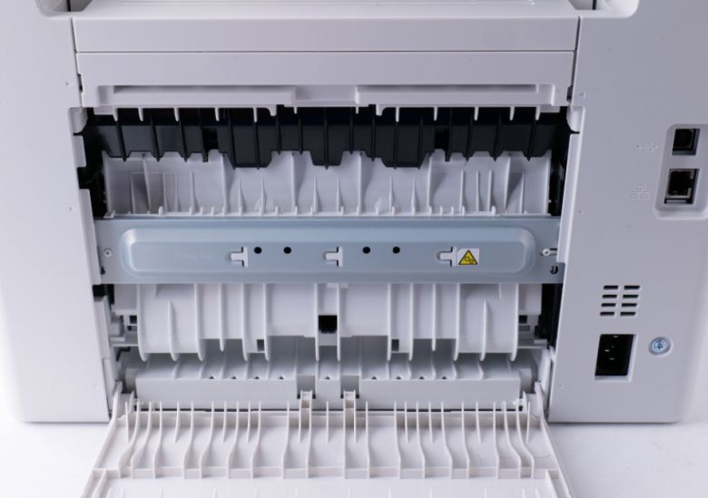 후면 덮개를 열면 용지가 걸렸을 때 빼낼 수 있다.