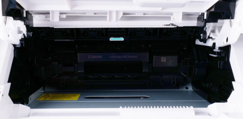 커버를 열면 곧바로 토너를 빼낼 수 있다.