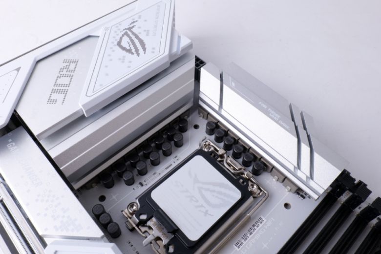 14+1+2+1 전원 스테이지를 갖추고 합금 초크 및 내구성이 뛰어난 커패시터를 탑재해 극한 온도에서도 견딜 수 있다.