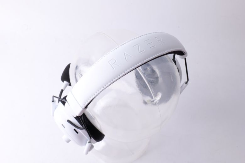 헤드밴드 상단에는 레이저 영문 로고가 각인됐다.