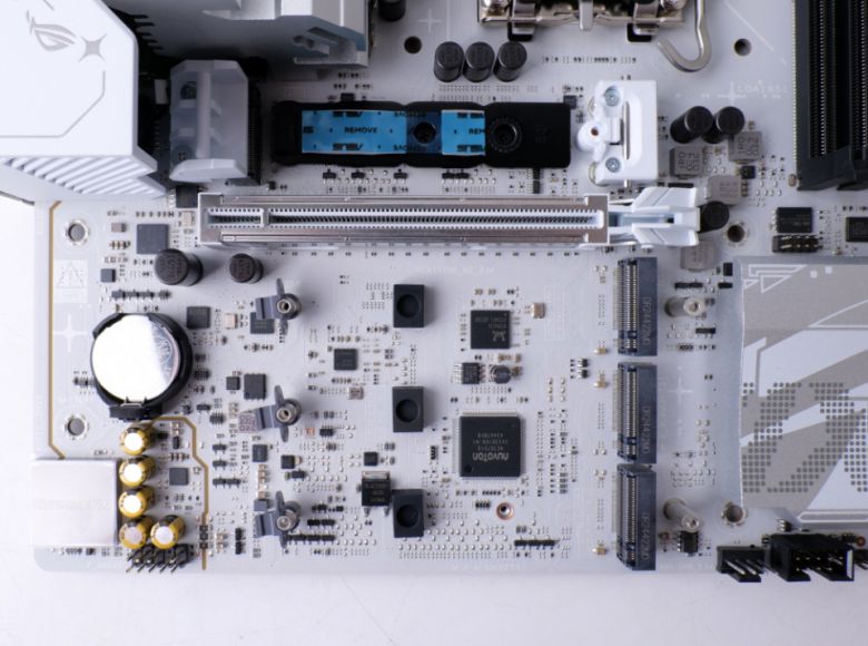 메인 M.2 SSD 슬롯은 매우 간편하게 히트싱크를 제거할 수 있는 걸쇠 디자인이 적용됐다. M.2 SSD 슬롯은 모두 4개이고 가장 위에 있는 메인 M.2 SSD 슬롯은 PCIe 5.0 x4, 나머지 M.2 SSD 슬롯은 PCIe 4.0 x4를 지원한다.