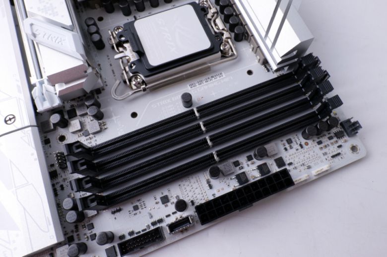 9066MT/s 이상 오버클럭이 가능한 DDR5 슬롯 4개를 제공한다.