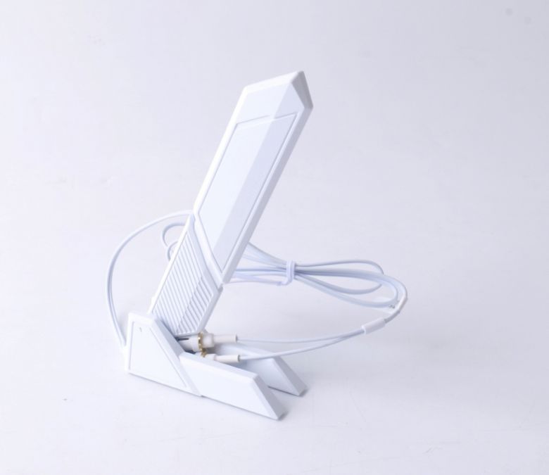 화이트 콘셉트에 어울리는 화이트 Wi-Fi 안테나를 제공한다.