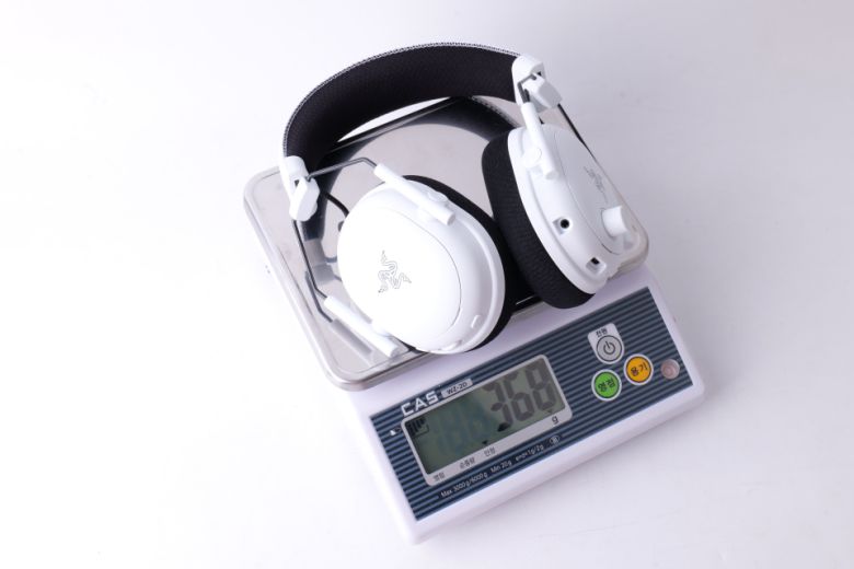 무게는 실측 기준 368g으로 확인됐다.