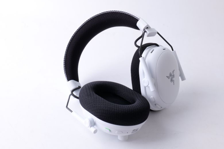 적응형 15도 스위블 조인트가 새롭게 더해져 다양한 귀에 맞는 최상의 착용감을 제공하는 점도 인상적이다.