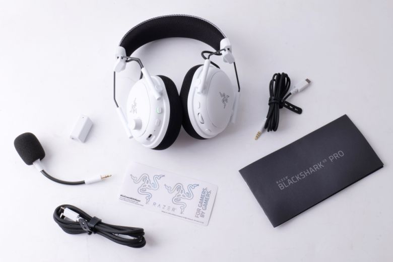 블랙샤크 V3 프로의 구성품을 살펴보자.