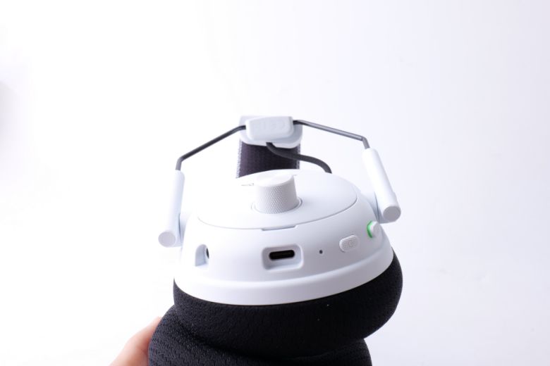 왼쪽 유닛에는 마이크 단자, USB Type-C 단자, 전원 버튼, 마이크 음소거 버튼이 있다.