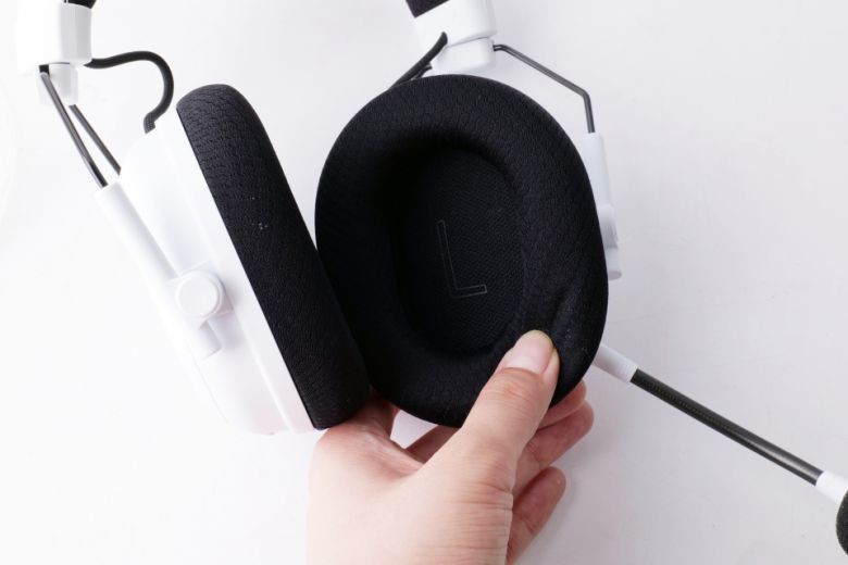 인조 가죽과 습기 흡수를 위한 원단이 레이어드로 사용된 ‘듀얼 레이어 플로우니트 메모리폼 쿠션’이 채택됐다.