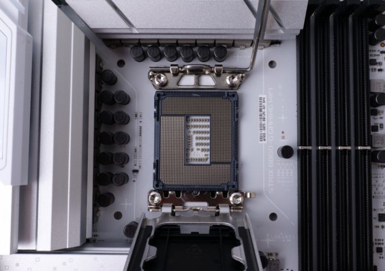 LGA 1851 소켓이 적용돼 인텔 코어 울트라 200S 프로세서를 장착할 수 있다.