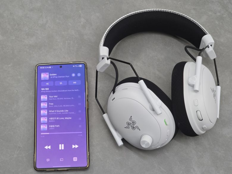 우선 스마트폰과 블루투스로 페어링한 뒤 기본 EQ로 음악을 재생해 봤다.