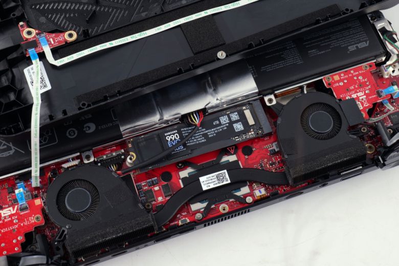 4TB 모델도 단면 NVMe SSD인 만큼 ASUS ROG Ally X 같은 UMPC 게임기에 장착할 수 있다.