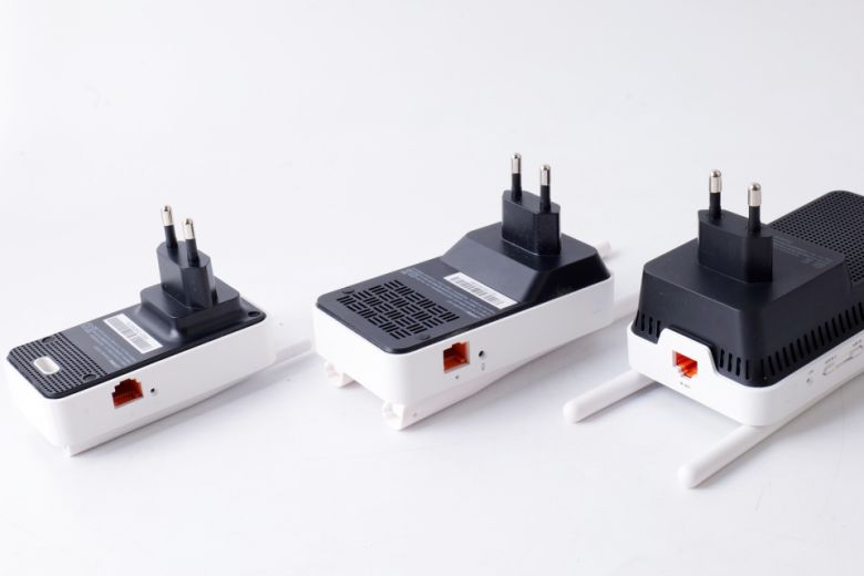 별도로 전원 어댑터를 연결하는 구조가 아니라 본체에 플러그가 내장됐다.