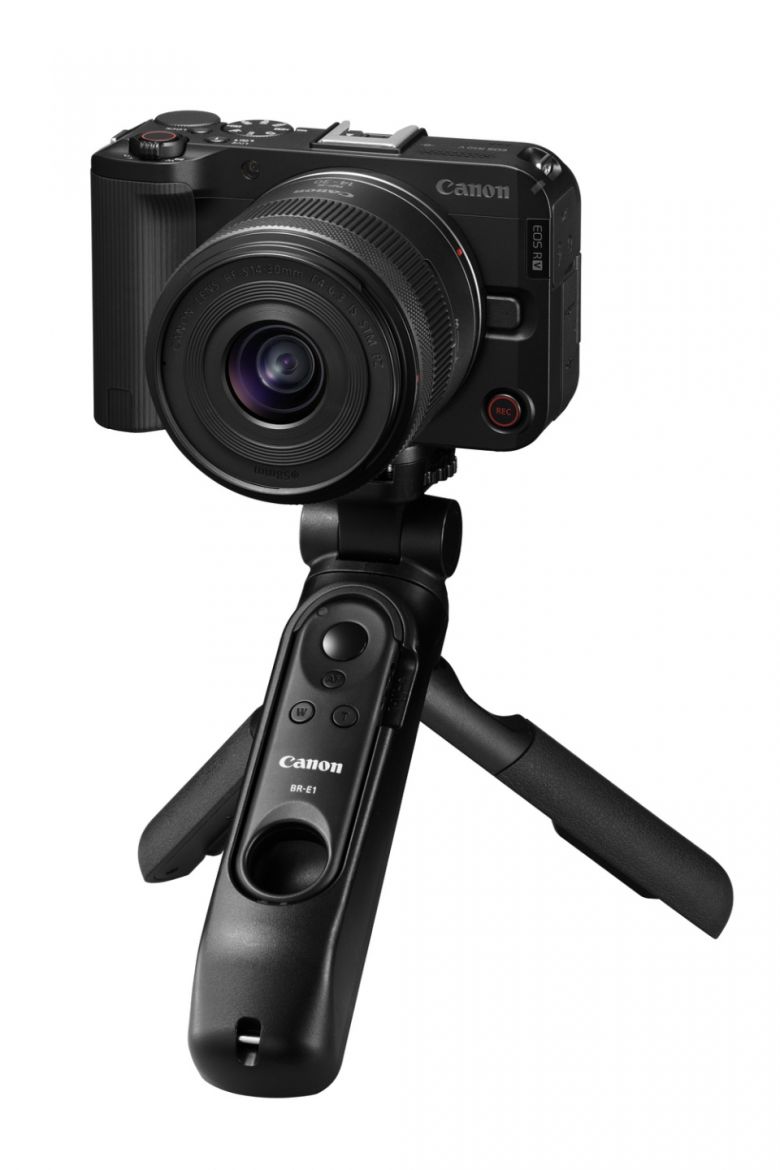 EOS R50 V 14-30 KIT & 핸드그립 HG-100TBR. (이미지 출처 : 캐논코리아 제공)