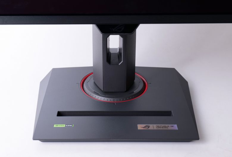 틸트, 스위블, 피벗, 엘리베이션 기능을 갖춘 스탠드가 있다.