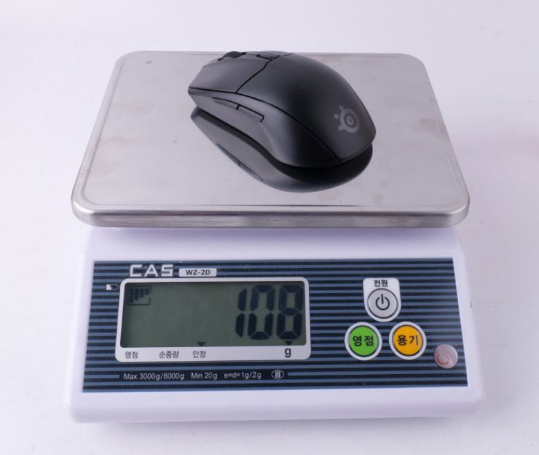 AAA 건전지 2개를 넣은 후의 무게는 108g이다.