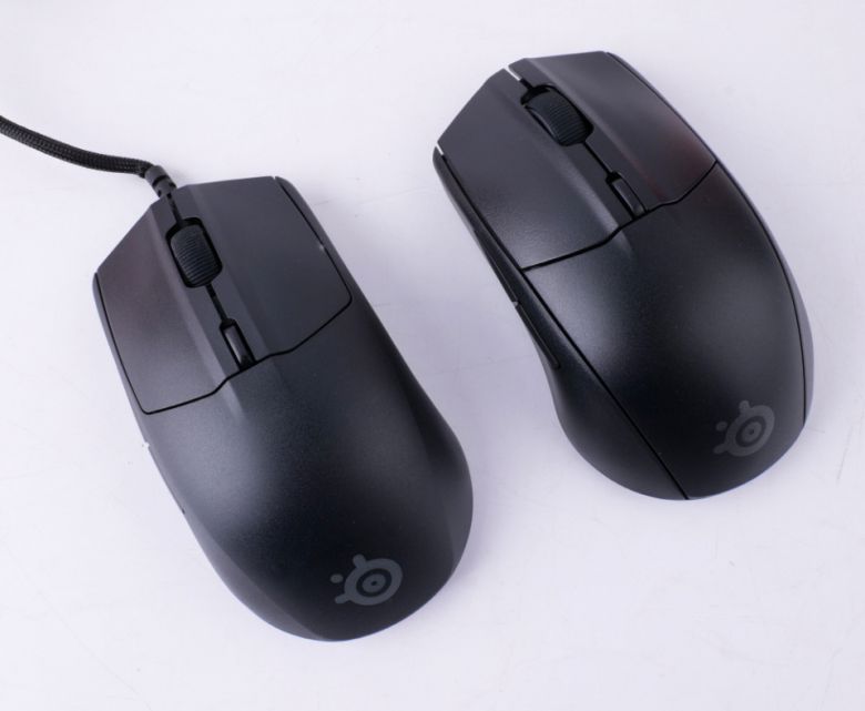 무선 버전과 유선 버전 차이는 케이블 유무다. 대칭형 디자인을 하고 있어 오른손잡이나 왼손잡이 모두 사용할 수 있다. 휠 아래에 있는 건 DPI 버튼이다.