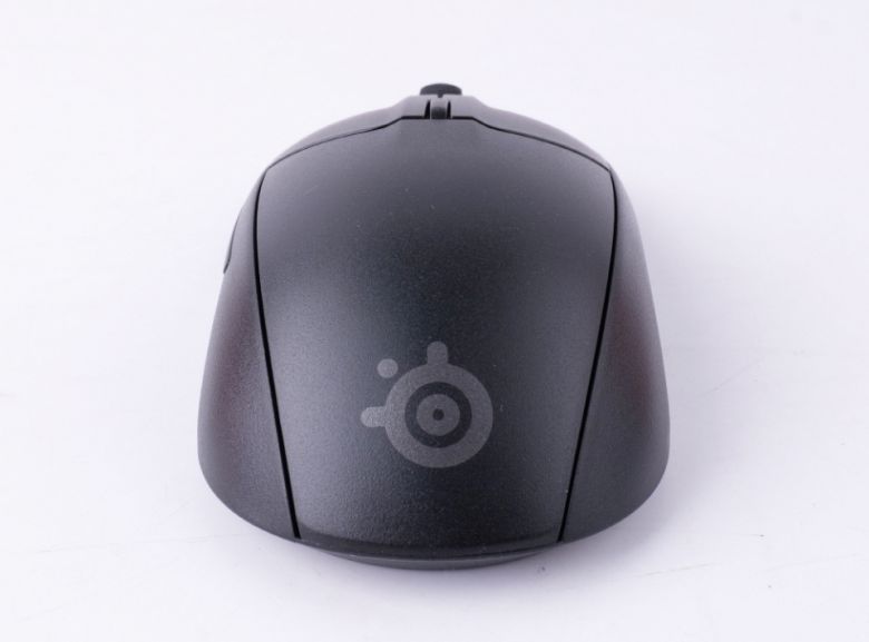 뒤쪽에는 스틸시리즈 로고로 포인트를 줬다.