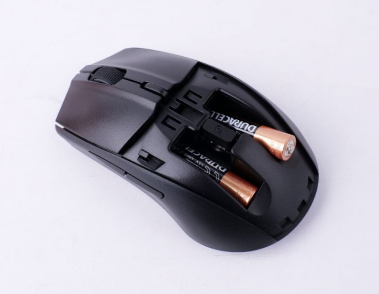 2.4GHz USB 동글은 덮개 안에 내장됐다. AAA 건전지 2개로 작동하는 방식이다.