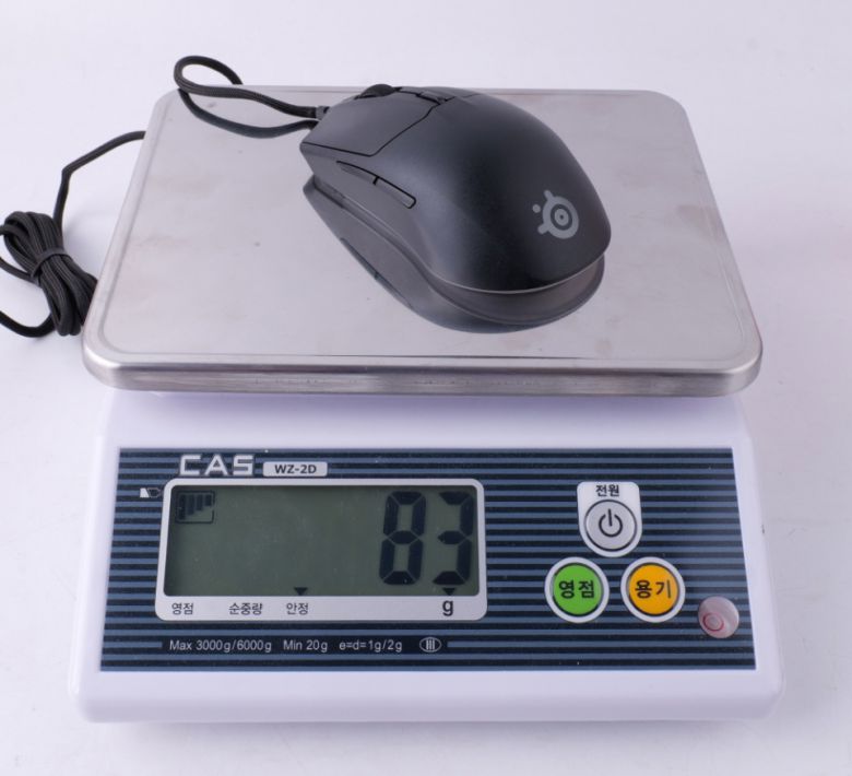 유선 버전의 실제 측정한 무게는 83g이다.