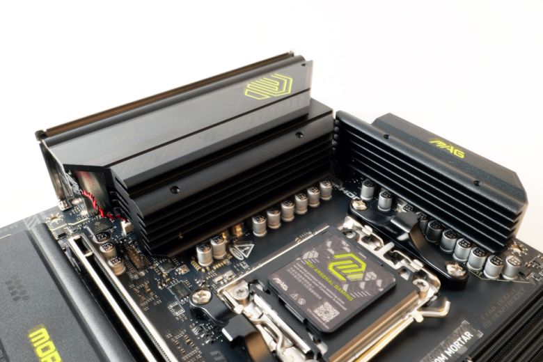 VRM 히트싱크가 상단 MOS를 덮어 효과적으로 열을 분산시킨다.