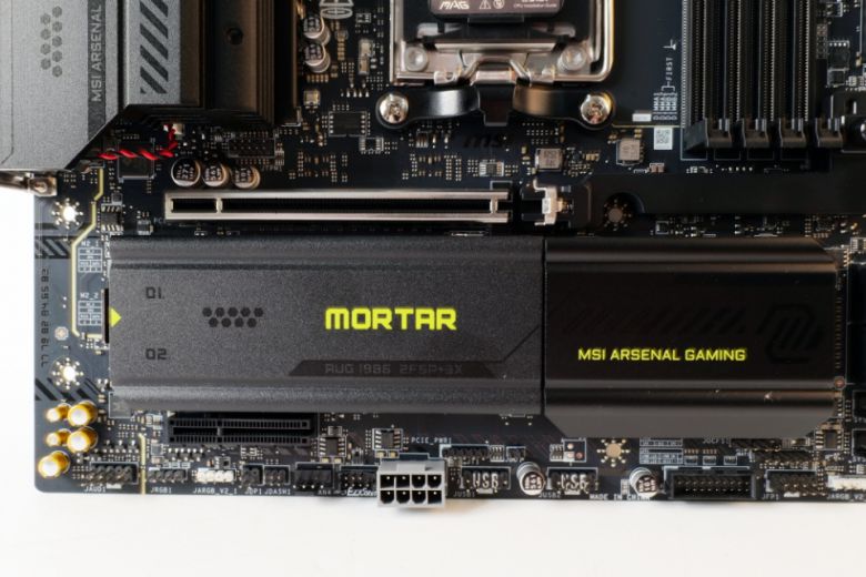 히트싱크 옆의 M.2 실드 프로저를 열면 SSD 슬롯이 있다.