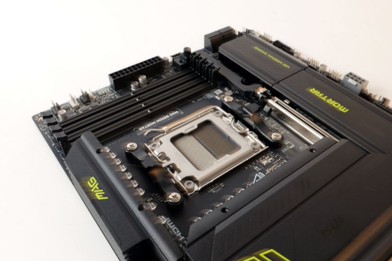 최대 8200MHz의 DDR5 메모리를 지원한다.