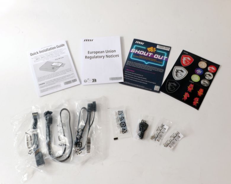 설치 안내서, 다양한 케이블들, 나사 등이 액세서리로 제공된다.