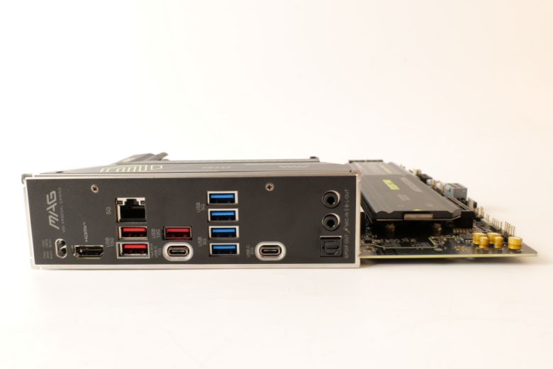 내구성이 좋은 스테인리스 스틸 후면에 확장성이 넓은 입출력 패널들을 적용했다.