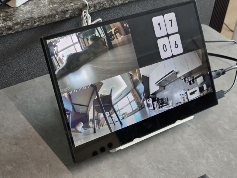 타포 H500에 휴대용 모니터를 연결하면 본격적인 NVR로 활용할 수 있다.