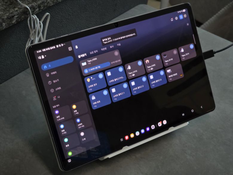 태블릿 PC를 타포 H500에 거치하면 멋진 스마트 홈 베이스로 활용할 수 있다.