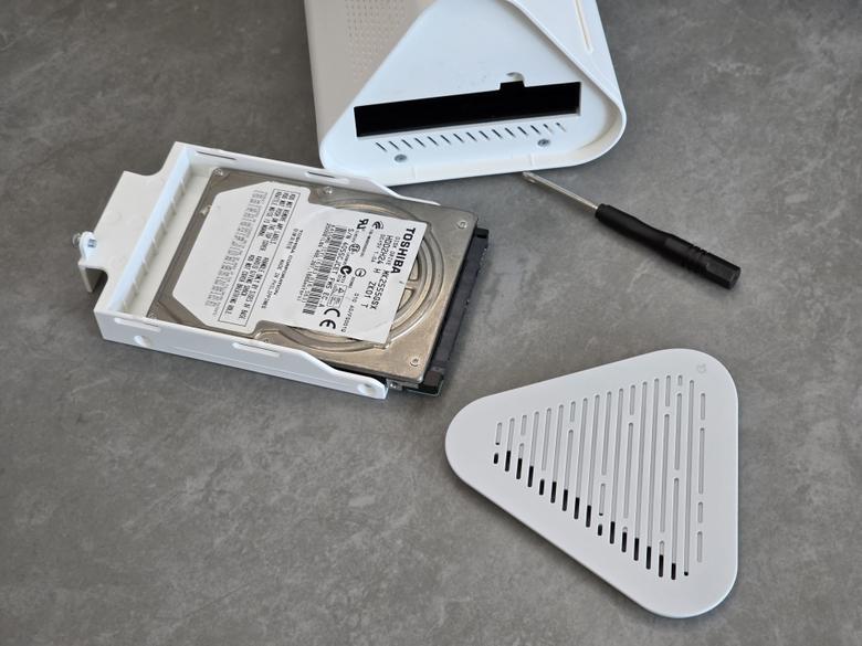 더욱 본격적인 활용을 원할 경우 타포 H500 왼쪽에 있는 자석 커버를 분리한 뒤 2.5인치 SATA HDD나 SSD를 장착하는 것이 가능하다.