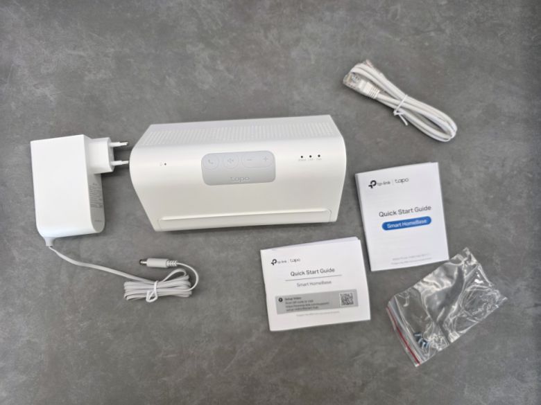 본체, 전원 어댑터, RJ45 케이블, 나사 4개, 매뉴얼이 동봉된다.