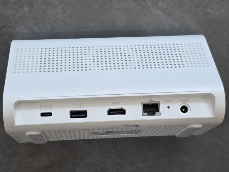 단자는 USB Type-C, USB Type-A, HDMI, RJ45, DC-in으로 구성된다.